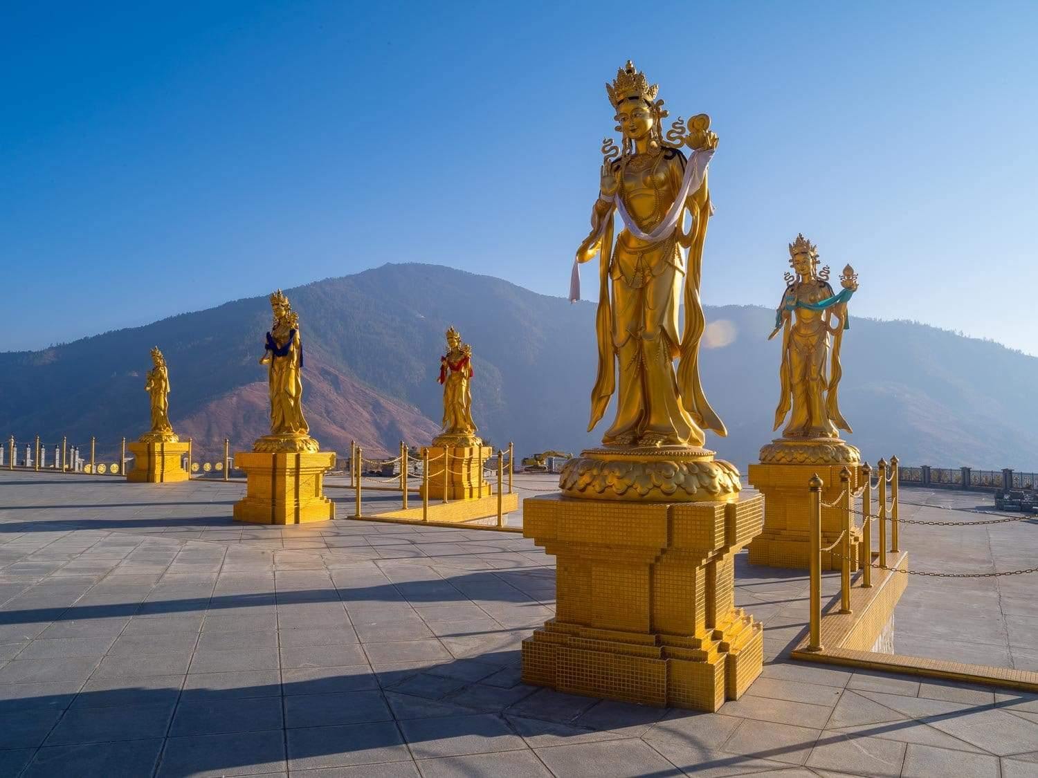 Group of golden standing statues, Golden Statues