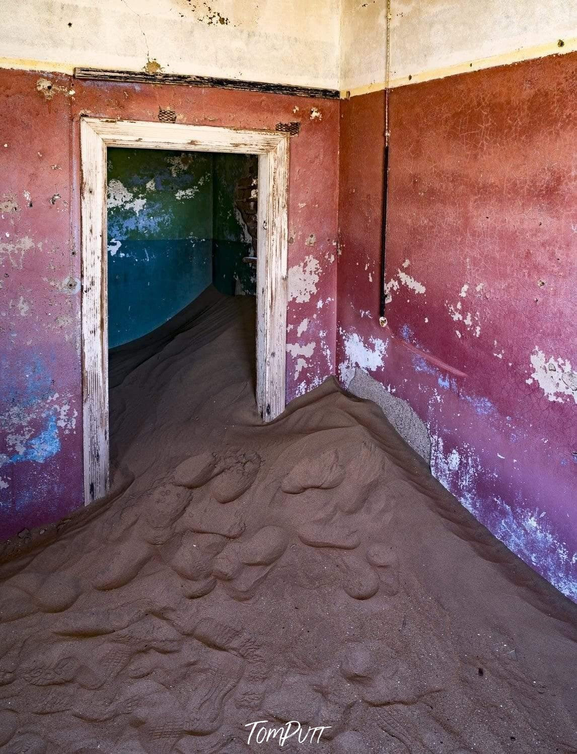 Making of a house with some sand in a room, Kolmanskop No.14