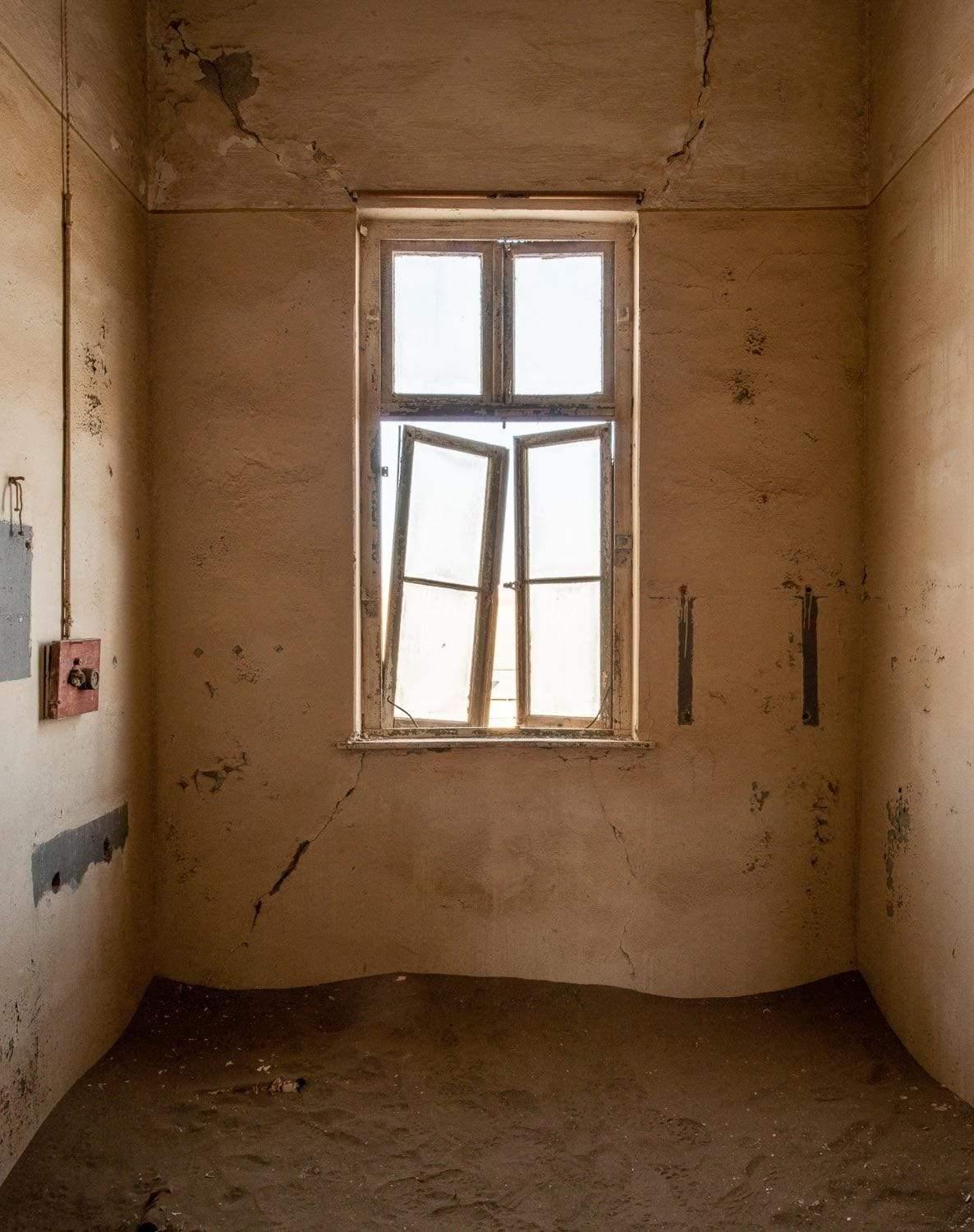 Making of a room with a broken window, Kolmanskop #18