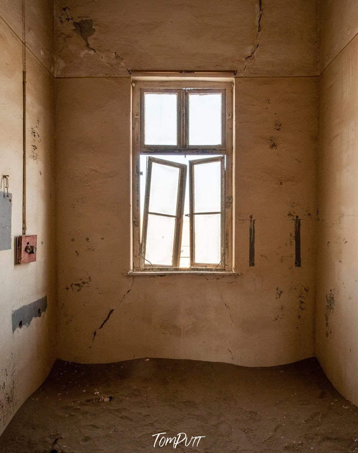 Making of a room with a broken window, Kolmanskop No.18