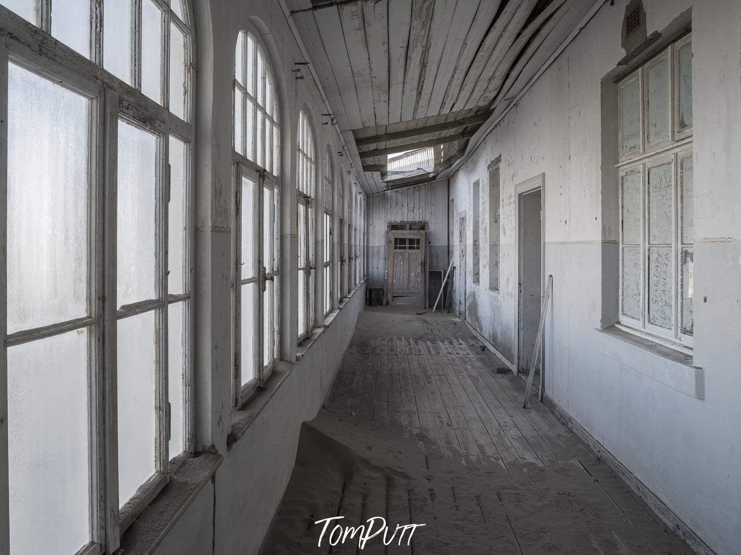 A housing corridor of full white color, Kolmanskop No.8