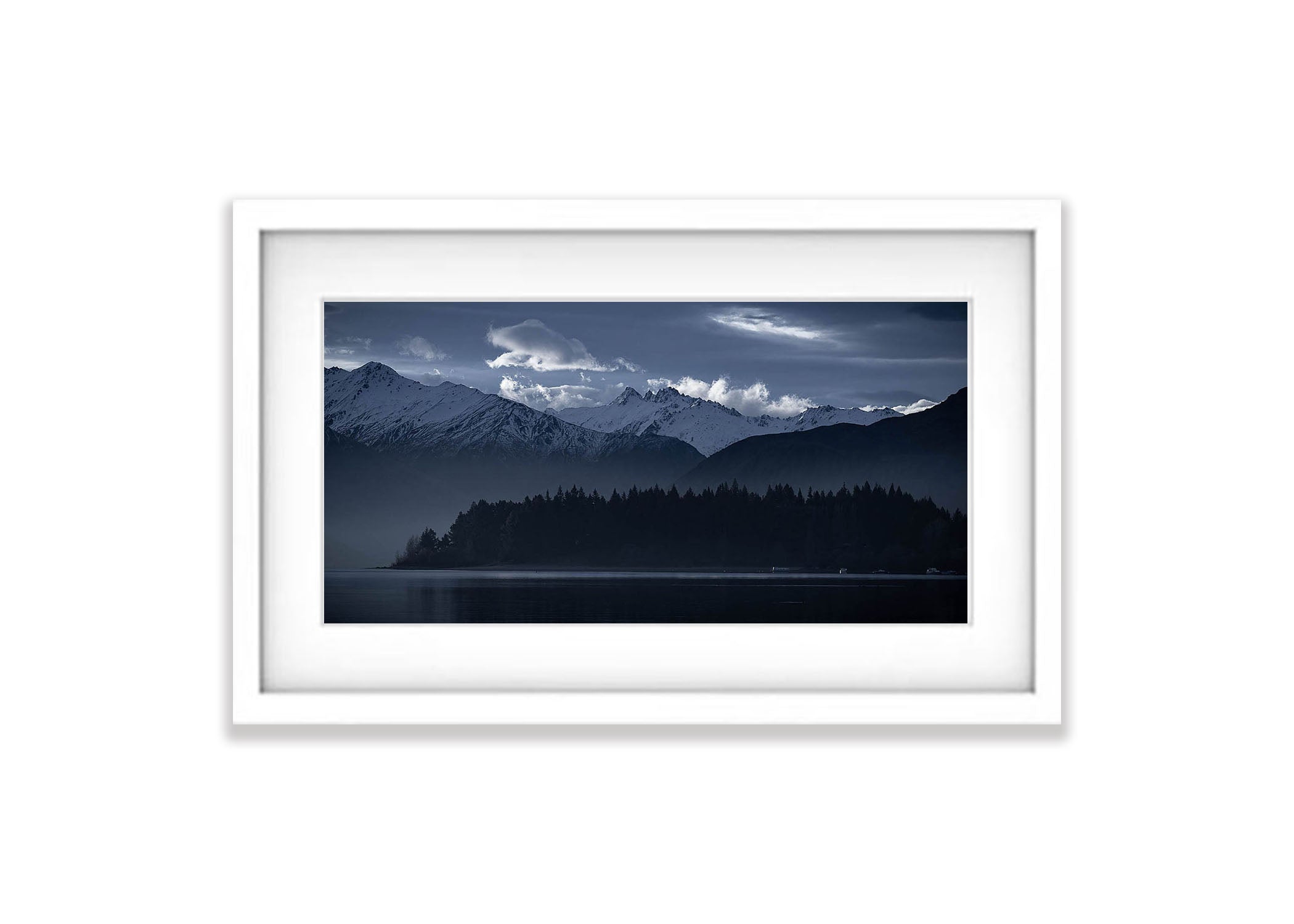 Lake Wanaka and the surrounding mountains, New Zealand