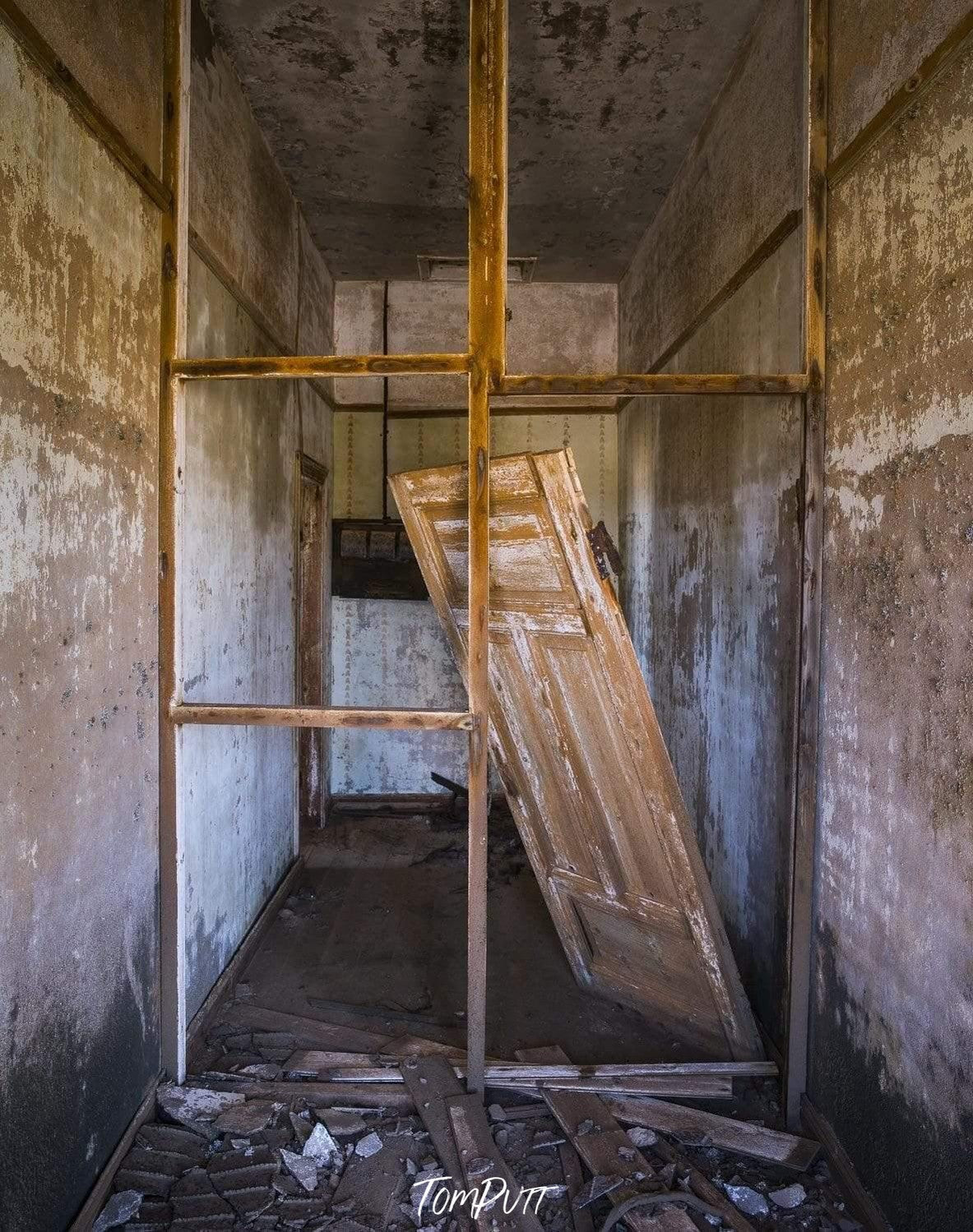 Making of a house with no doors, and wood pieces on the floor, Kolmanskop No.16