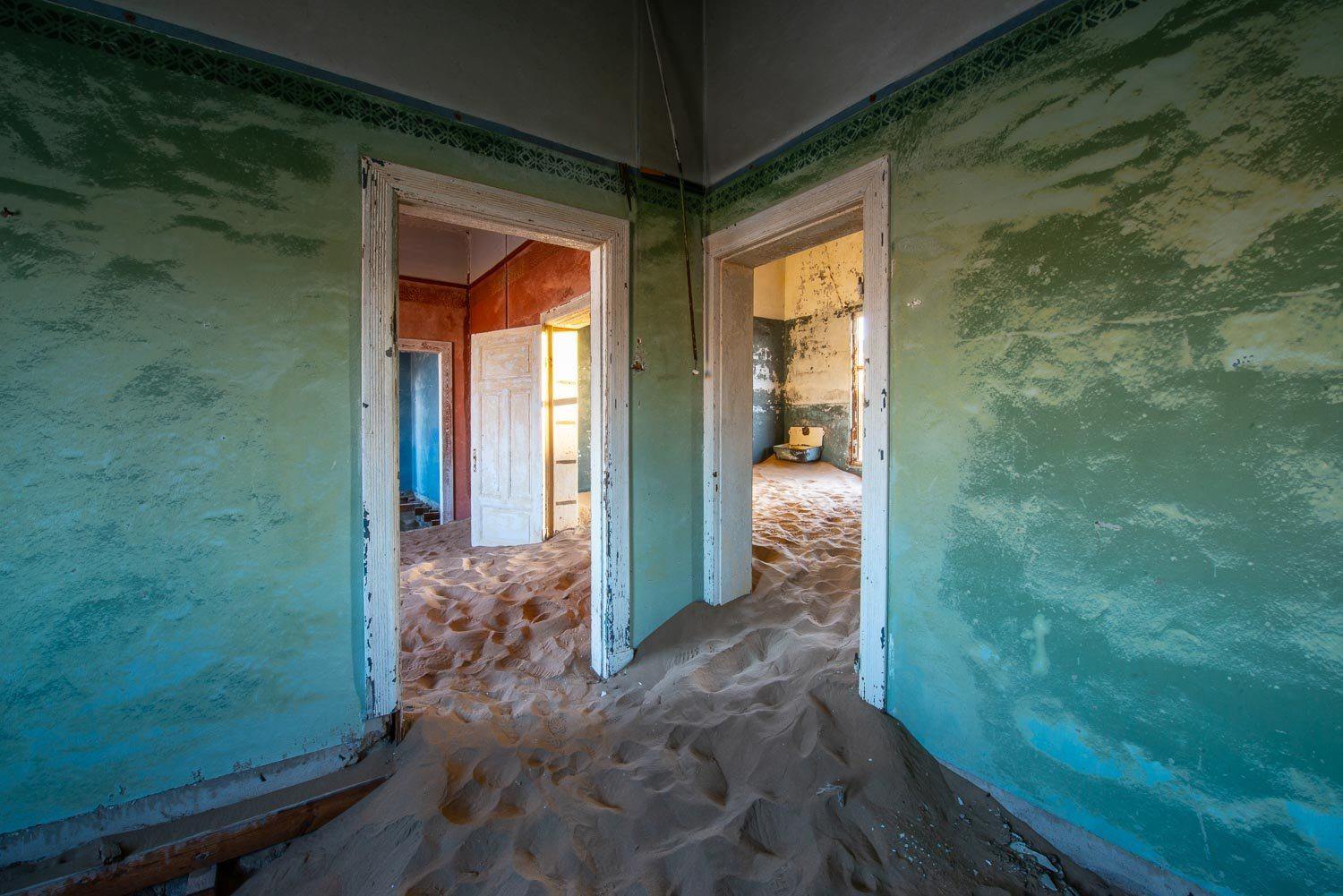 Making of a house with no doors and a lot of sand in the rooms, Kolmanskop #20