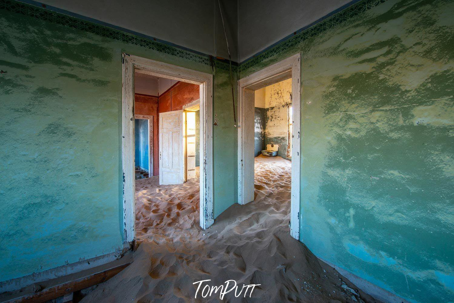 Making of a house with no doors and a lot of sand in the rooms, Kolmanskop No.20