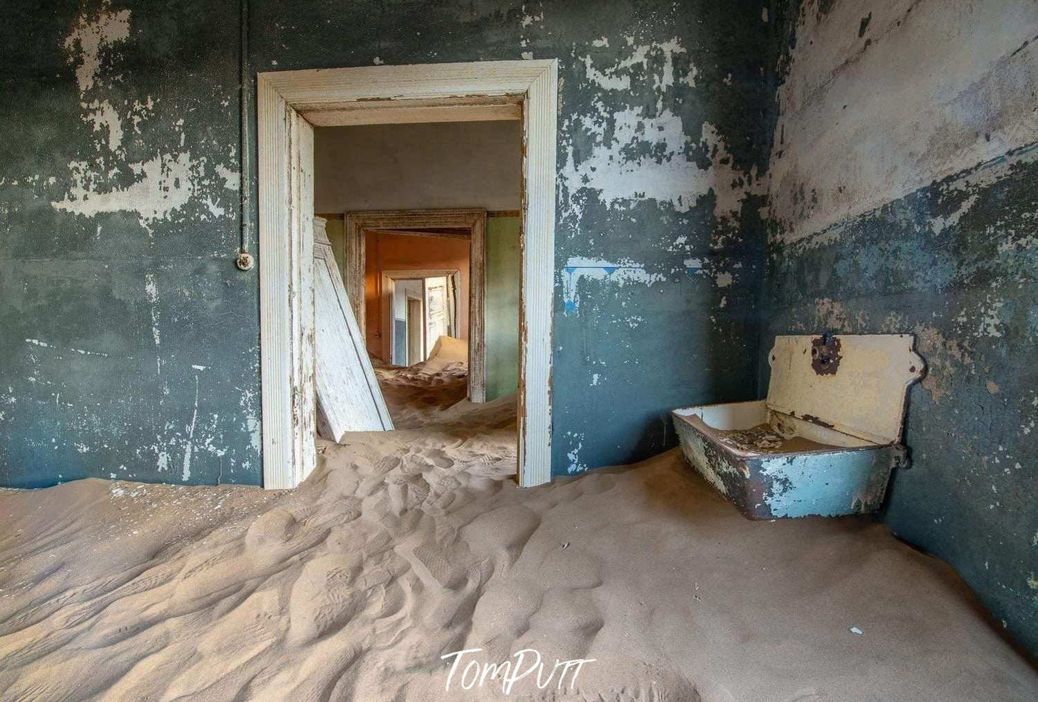 Making of a house's room with no door and a lot of sand inside, Kolmanskop No.21