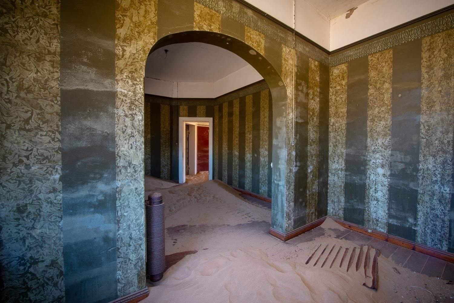 Decorative room walls with a doorless way to other room, Kolmanskop