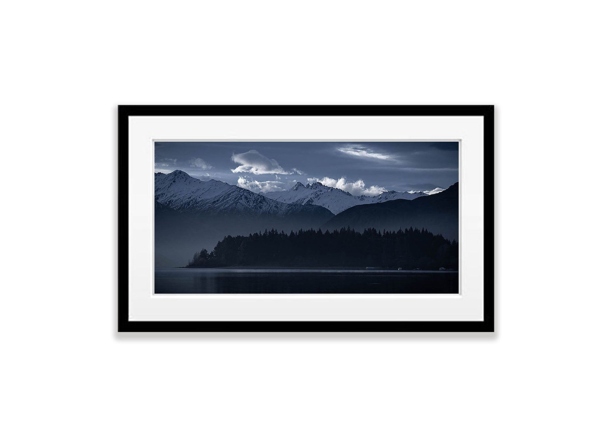 Lake Wanaka and the surrounding mountains, New Zealand